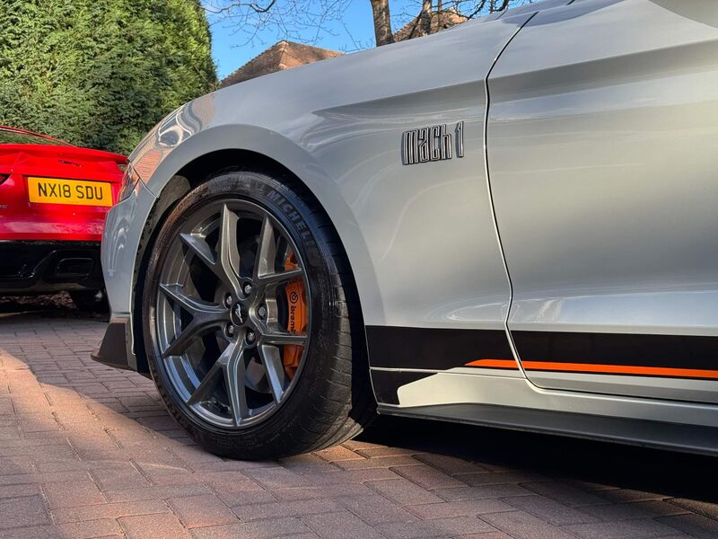 FORD MUSTANG