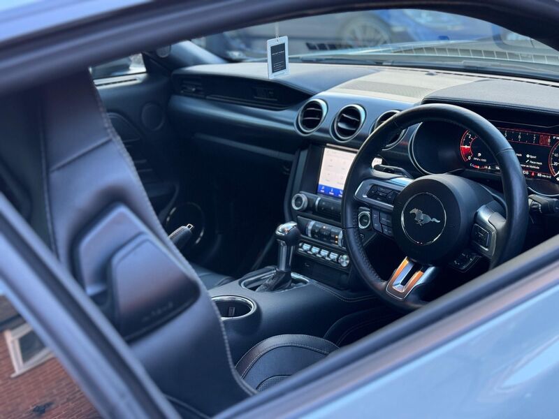 FORD MUSTANG