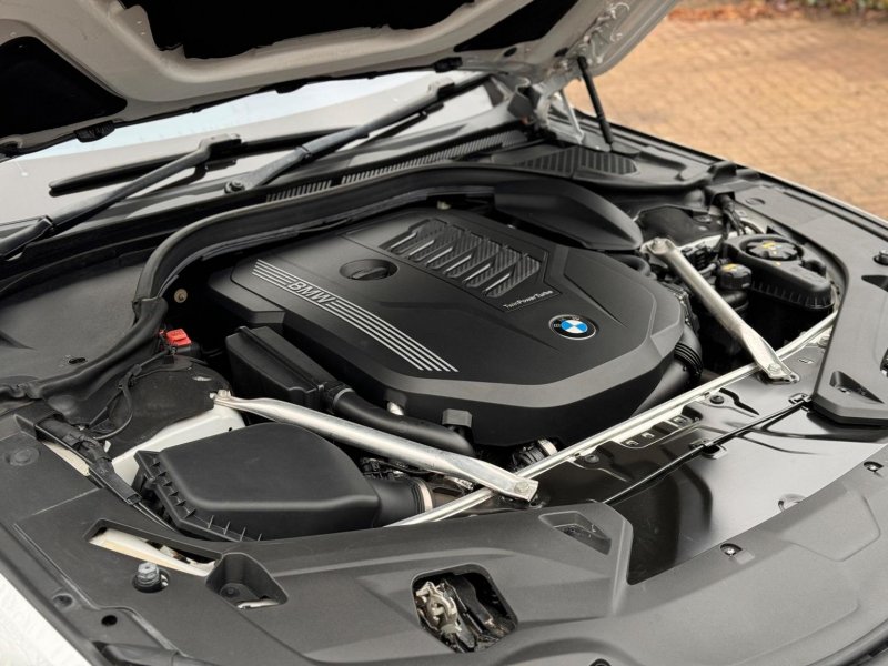 BMW 8 SERIES
