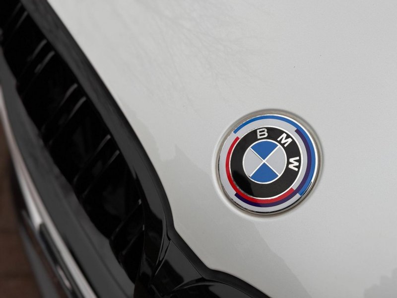 BMW 8 SERIES