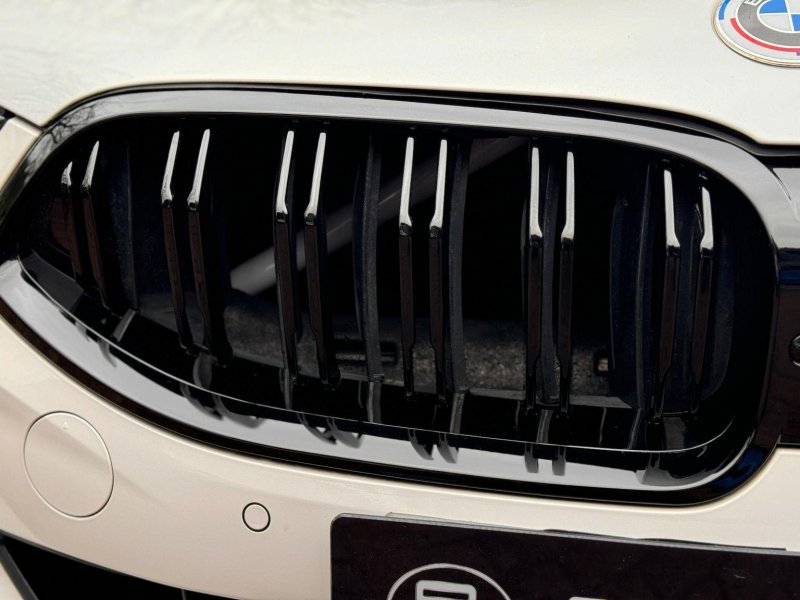 BMW 8 SERIES