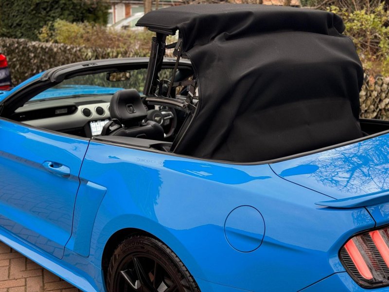 FORD MUSTANG