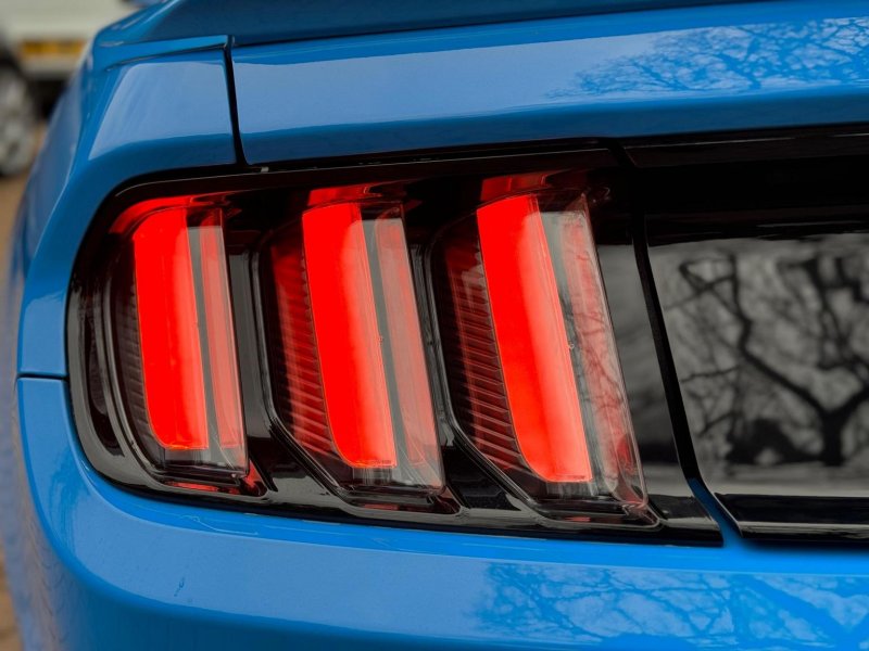 FORD MUSTANG