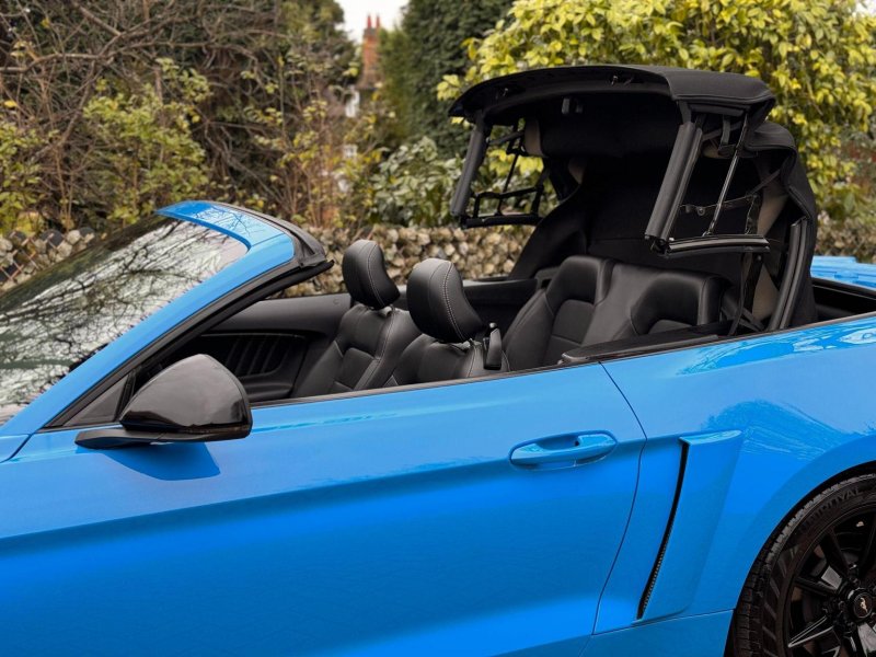 FORD MUSTANG
