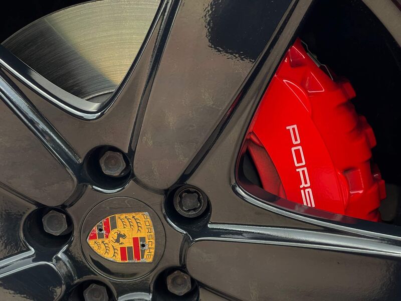 PORSCHE MACAN