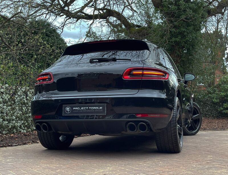 PORSCHE MACAN