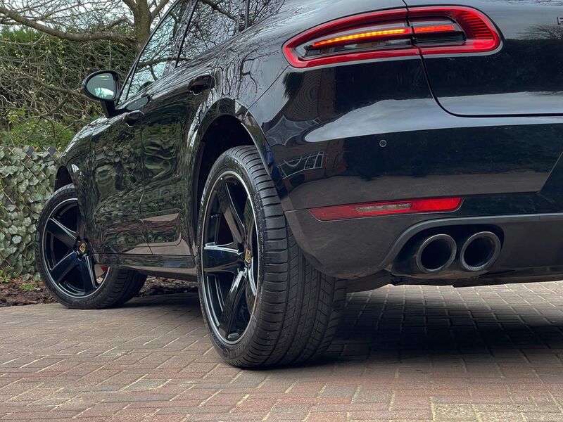 PORSCHE MACAN